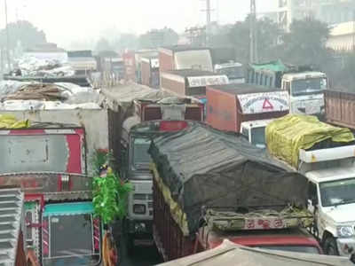 राजधानी दिल्ली की सीमाओं पर देर रात से लगा लंबा जाम, वाहनों की कतार ने बढ़ाई परेशानी