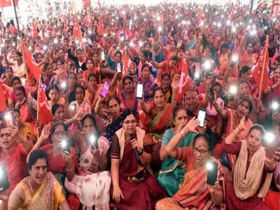 Anganwadi Protest: ಅಂಗನವಾಡಿ ಅಹೋರಾತ್ರಿ ಪ್ರತಿಭಟನೆ:ಪ್ರೇಮಾ ಬಣ ನಿರ್ಗಮನ, ವರಲಕ್ಷ್ಮಿ ಬಣ ಆಗಮನ