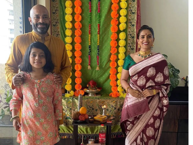 I wanted a girl...Sonali Kulkarni revealed the secret of Mileki's relationship | Hits Times While raising girls