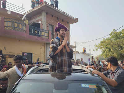 रायपुर से अपने धाम लौटे Bageshwar Sarkar पंडित धीरेंद्र शास्त्री, स्वागत के लिए सड़कों और छत पर खड़े रहे लोग 