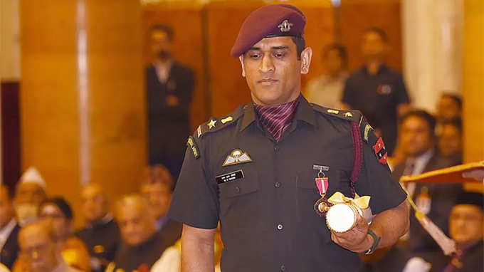 Dhoni trains with the army