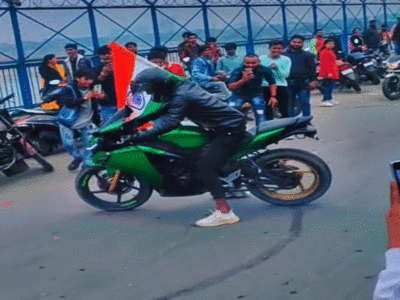 Viral : तिरंगा लगाकर बाइक से खतरनाक स्टंट करता रहा युवक, देखें वीडियो