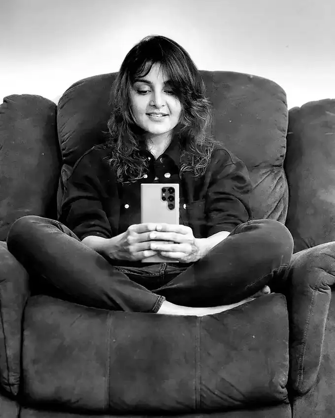 मंजूला मिनाक्षी नावाची मुलगी आहे