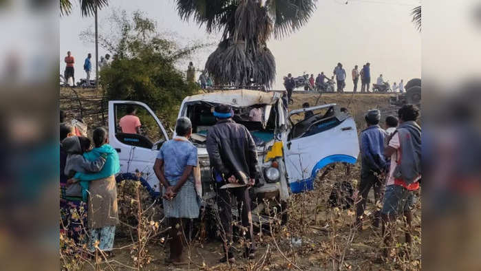 टाटा मॅजिकचा भीषण अपघात, उभ्या ट्रॉलीला जबर धडक; एकाने जागेवर प्राण सोडला