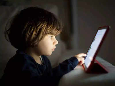 मोबाइल देखना बच्चों के लिए कितना खतरनाक? हर मां-बाप को यह जानना चाहिए