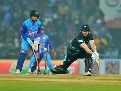 IND vs NZ LIVE: न्यूजीलैंड की आधी टीम लौटी पवेलियन, भारत ने बनाया दबदबा