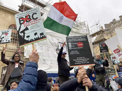 बीबीसी की विवादित डॉक्यूमेंट्री पर ब्रिटेन में बवाल, लंदन ऑफिस के सामने भारतीय समुदाय का जोरदार प्रदर्शन