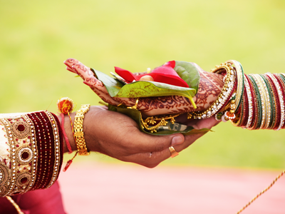 मेरी कहानी: अपनी ननद के साथ रहने के लिए मैंने अपने पति से शादी की, मेरी मजबूरी थी
