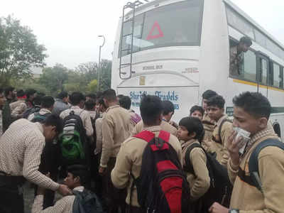 दिल्ली में 3 स्कूल बसों में लगी ऐसी खतरनाक रेस कि हो गई महाटक्कर, बाल-बाल बचे बच्चों ने खिड़की से उतरकर बचाई जान