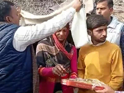 Archana Devi: फोटो खिंचाने की जल्दी में बीजेपी विधायक ने खींचा मिठाई का डिब्बा, क्रिकेटर अर्चना देवी की मां से ये कैसा व्यवहार? 
