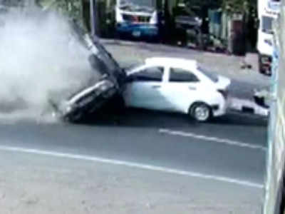 VIDEO : पुण्याच्या लोणीत अपघाताचा थरार, दुभाजकावरुन पलटी मारुन कार दुसऱ्या गाडीवर आदळली