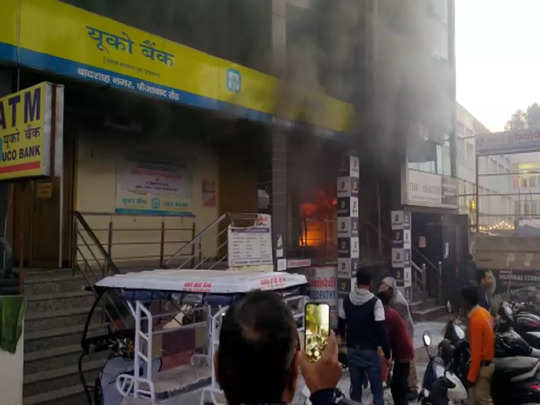 Lucknow: ओलिंपिया जिम की इमारत में लगी आग, खिड़कियों के शीशे तोड़ रेस्‍क्‍यू किए गए लोग, एक की मौत 