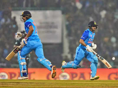 IND vs NZ LIVE: टीम इंडिया की विस्फोटक बल्लेबाजी जारी, गिल के साथ सूर्या ने संभाला कमान
