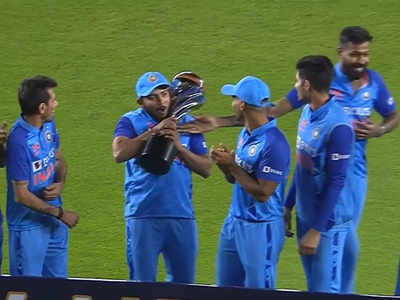 IND vs NZ: कप्तान हार्दिक से ट्रॉफी मिलने पर हैरान रह गए पृथ्वी साव, वायरल हो रहा युवा बल्लेबाज का रिएक्शन 