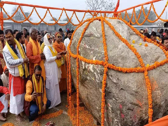 Ram Mandir Ayodhya: पवित्र शालिग्राम की पूजा के लिए उमड़े श्रद्धालु, भगवान राम की मूर्ति बनी तो होगा महाविनाश? 