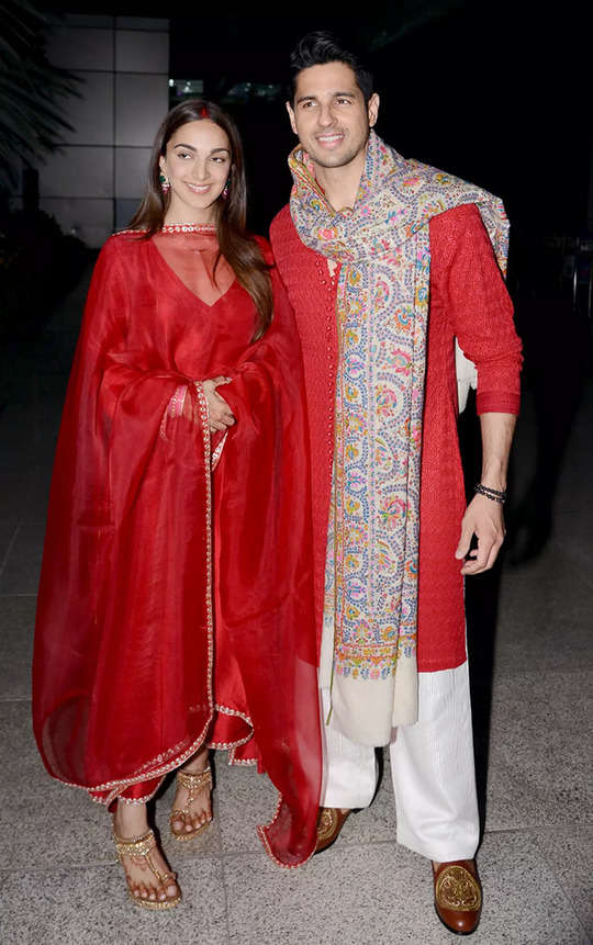 Kiara in Sasural: मांग में सिंदूर, गले में मंगलसूत्र, बहूरानी कियारा पर  छाया लाल खुमार, ससुराल में भव्य स्वागत - kiara advani and sidharth malhotra  twin in red as newlyweds ...