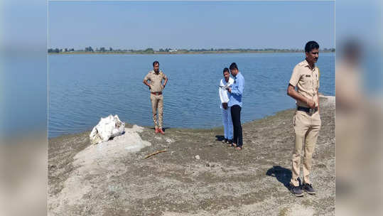 उजनी जलाशयात मच्छिमाराला बॅग सापडली, उघडून बघताच थरकाप, हातावरचा टॅटू ठरणार महत्त्वाचा