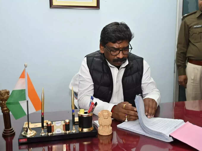 जेएमएम सुप्रीमो Shibu Soren अस्पताल से वापस घर लौटे, राज्यपाल Ramesh Bais ने मुलाकात कर स्वास्थ्य की जानकारी ली 4 सीएम हेमंत सोरेन ने राज्यपाल को बधाई दी