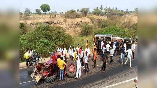 बाळुमामा पालखी दर्शनाला गेलेल्या भाविकांच्या गाडीला भीषण अपघात; ट्रॅक्टरची चाकं तुटून बाहेर पडली