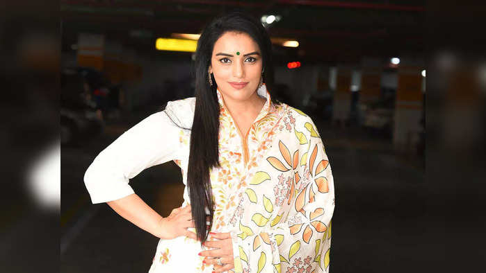 Swetha Menon Dont Lost Money In Online Fraud