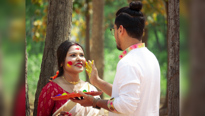 लग्नानंतरची पहिली होळी होईल सोन्यासारखी लख्ख अन् इंद्रधनुसवे रंगीबेरंगी, नात्याला असा द्या प्रेमाचा झगमगता रंग