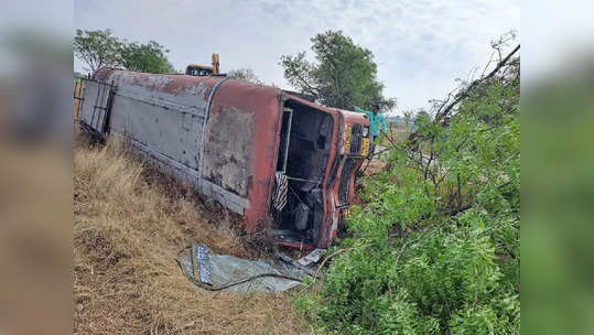 ताबा सुटला अन् ४० प्रवाशांसह एसटी पलटली, अपघाताचे फोटो पाहून थरकाप उडेल