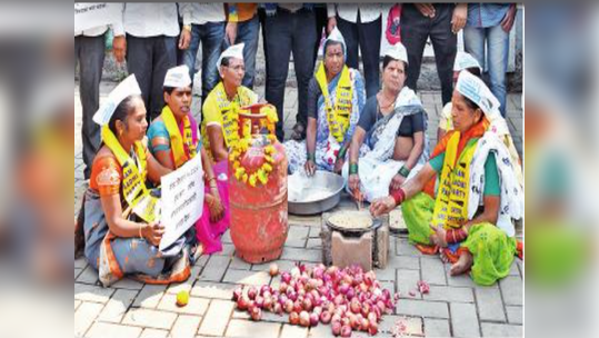 महागाईविरुद्ध 'आप'चे अनोखे आंदोलन; जिल्हाधिकारी कार्यालयाबाहेरच थापल्या चुलीवर भाकरी