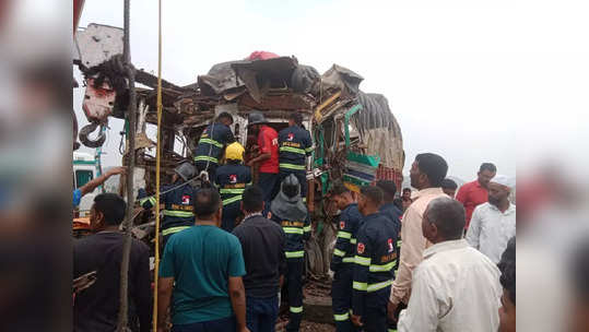 कांद्याचा ट्रक भरधाव वेगाने आला, उभ्या गाडीला मागून धडक, समृद्धी महामार्गावर पुन्हा भीषण अपघात