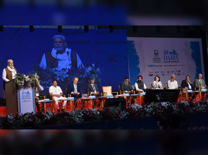 Shri Parshottam Rupala, Minister of Fisheries, Animal Husbandry and Dairying, Government of India addressing the audiences at the inaugural session