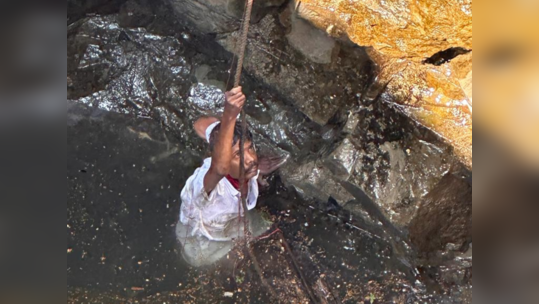 चालक उतरताच तरुणाने रिव्हर्स गियर टाकला, टेम्पोसह थेट ४० फूट खोल विहिरीत पडला...