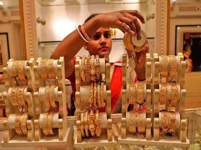 Gold Price Today: सोने का भाव 400 रुपये से ज्यादा लुढ़का, चांदी भी हुई सस्ती, जानिए क्या चल रहे हैं रेट