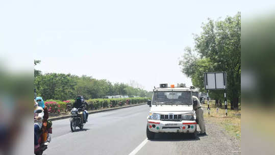 महामार्गावर रस्ता ओलांडताना तोल गेला, त्याचवेळी कंटेनरची धडक, मद्यधुंद तरुणाचा जागीच जीव गेला