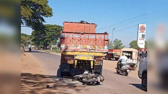 भरधाव दुचाकी ट्रकवर जाऊन आदळली; एकाने जागीच प्राण सोडले, तर दुसऱ्याची मृत्यूशी झुंज