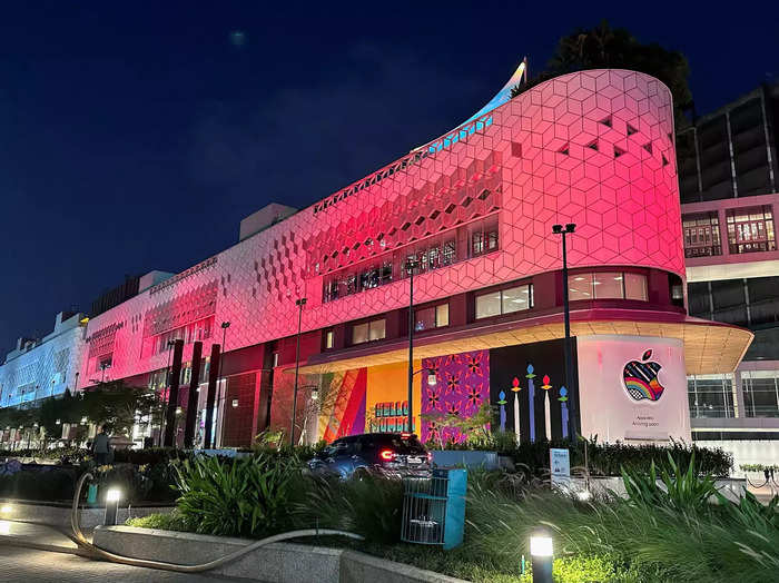 Apple first store in Mumbai