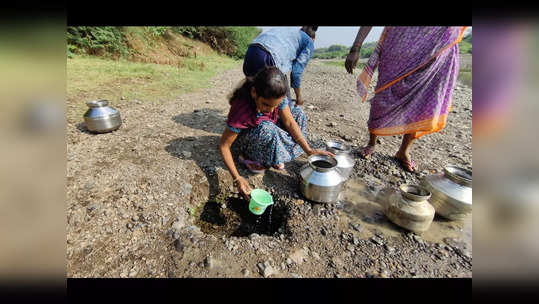 हंडाभर पिण्याच्या पाण्यासाठी खड्डा खोदून काढतात पाणी, पाणी टंचाईमुळे या गावातील मुलांची लग्नं रखडली