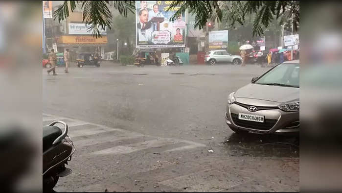 वादळी वाऱ्यासह अवकाळी पावसाची जोरदार हजेरी, पुण्यात अनेक भागांचा वीजपुरवठा खंडित