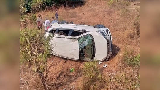 लग्नाच्या दुसऱ्या दिवशी सत्यनारायणाची पूजा आटोपून परतत होते, कुटुंबासह कार २० फूट दरीत कोसळली