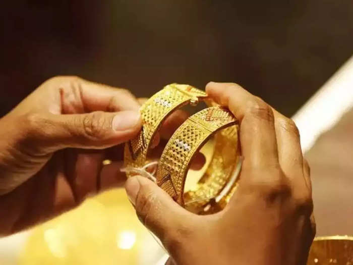 Gold Price Today: सस्ता हुआ सोना, चांदी की कीमत चढ़ी, जानिए क्या चल रहे हैं रेट