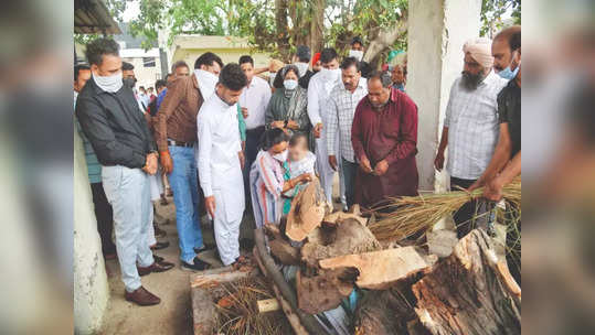 आई बाबांसह आजीच्या चितेला काकीच्या कडेवरुन अग्नी, ८ महिन्यांच्या बाळावर दु:खाचा डोंगर,मन हेलावून टाकणारं दृश्य