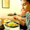 Eating Quickly,ఫోన్ లో రీల్స్ చూస్తూ తింటున్నారా, ఈ జబ్బులన్నీ క్యూ ...