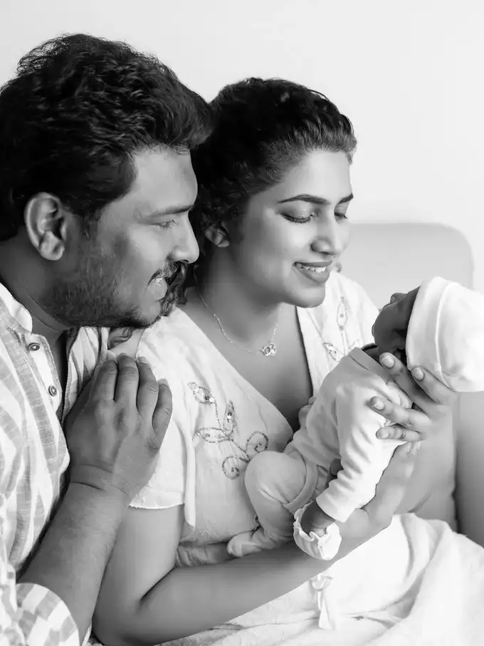 బిడ్డను చూపించిన సమీరా.. ఫ్యామిలీ ఫోటోలు