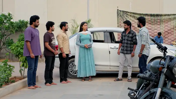 డ్రైవర్‌కి తెగ జాగ్రత్తలు చెప్పిన చక్రి