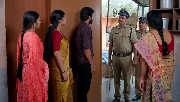 మీ అమ్మగారే రాసి ఇవ్వాలి.. అప్పుడు వదిలేస్తాం.. పోలీసులు క్లారిటీ..