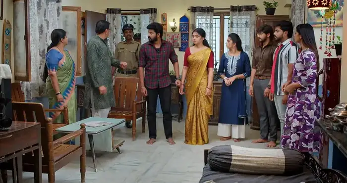 పోలీసులు ఎంట్రీ...