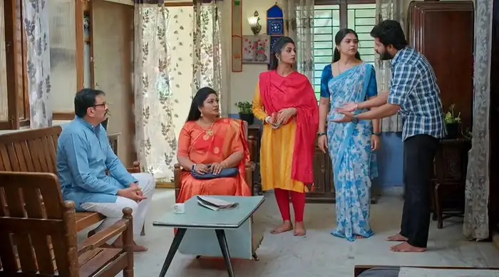 పార్లర్ అమ్మ బాలుకి అడ్డంగా దొరికిందిగా..