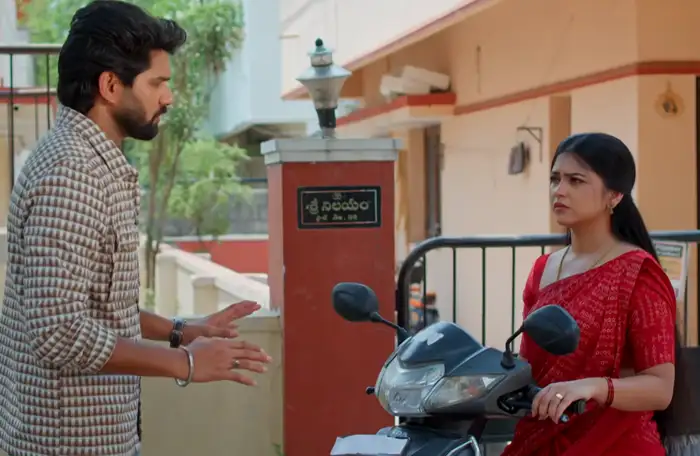 మీనాని విసిగిస్తున్న మురళీ..