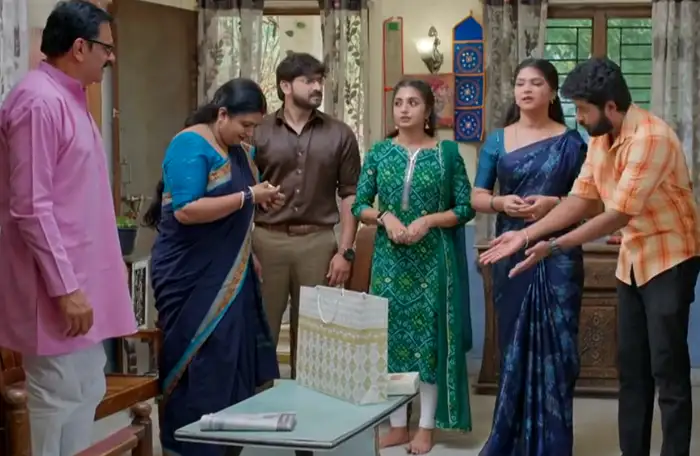 బంగారు గాజులు చూసి షాక్..