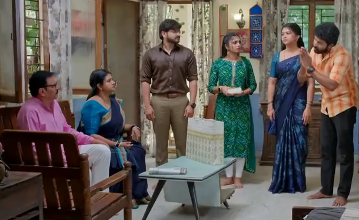 స్వీట్స్ పంచిన రోహిణి, మనోజ్