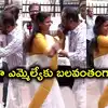 మహిళా ఎమ్మెల్యేను బలవంతంగా హగ్ చేసుకోబోయిన కాంగ్రెస్ నేత.. వీడియో వైరల్