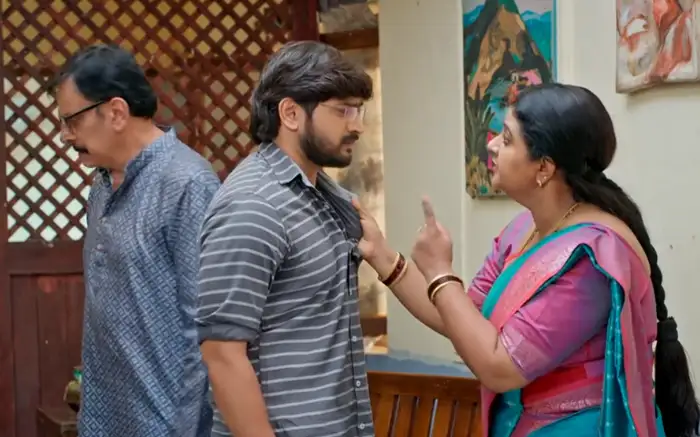 మనోజ్ కాలర్ పట్టుకుని..